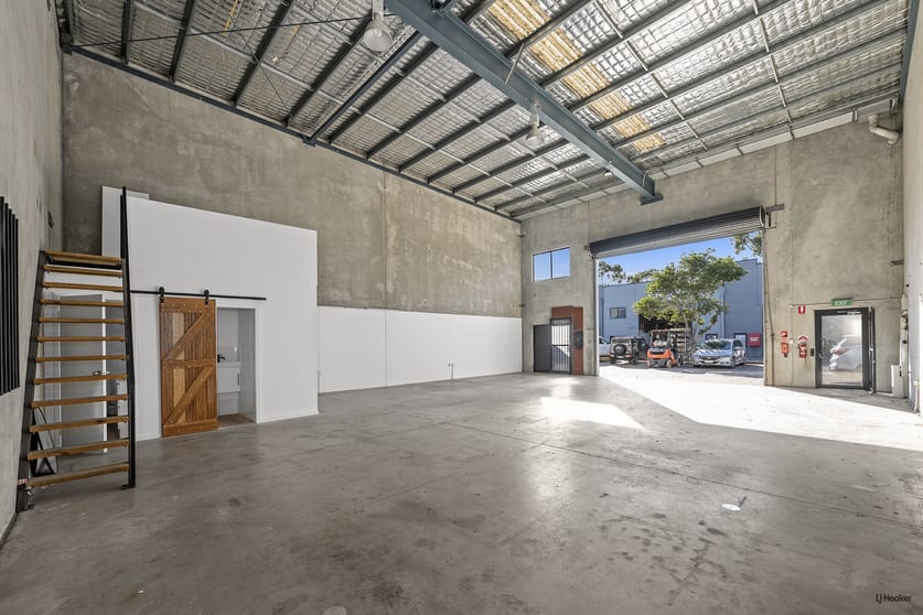 Click to view all images 13/76-80 Hutchinson Street Burleigh Heads QLD 4220 - Image 3