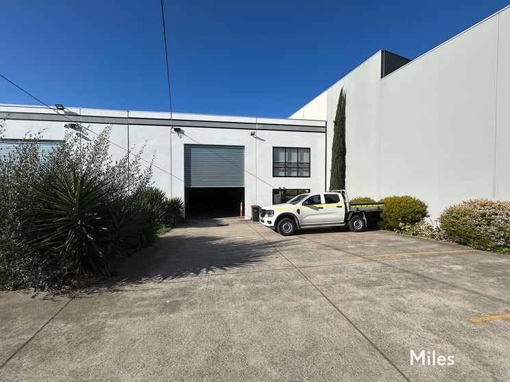 Click to view all images 4 Longview Court Thomastown VIC 3074 - Image 1
