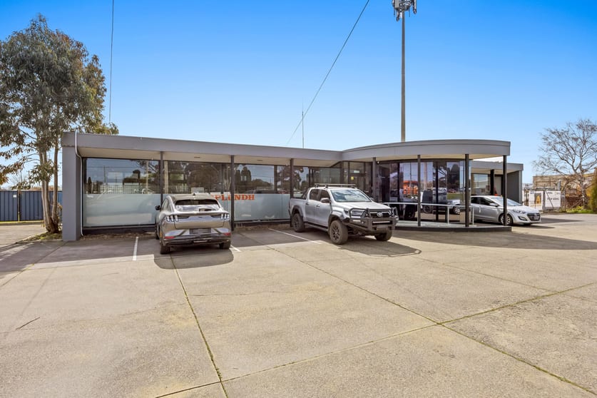Click to view all images 998 Norman Street Wendouree VIC 3355 - Image 2