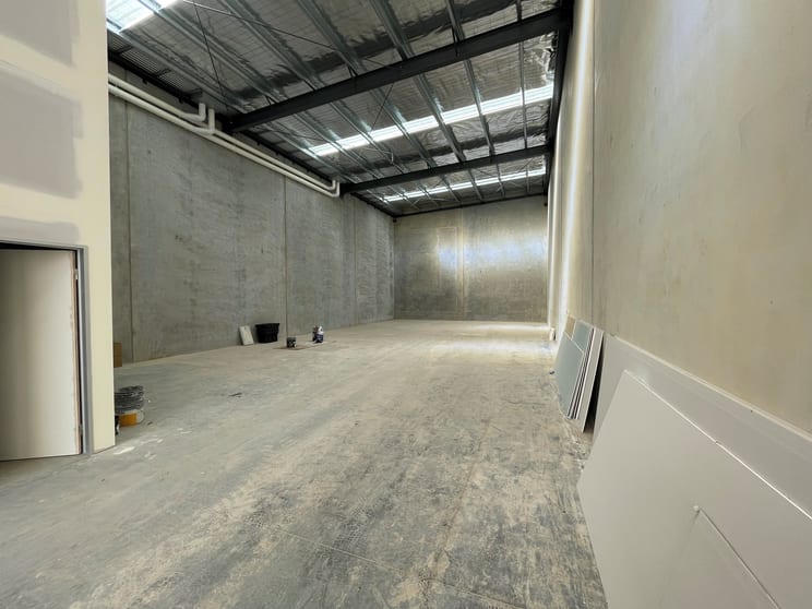 Click to view all images 32 Robbins Circuit Williamstown North VIC 3016 - Image 2