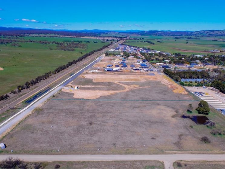 Click to view all images 45 King Street Bungendore NSW 2621 - Image 2