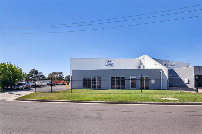 Click to view all images 2 Golden Crescent Wendouree VIC 3355 - Image 1