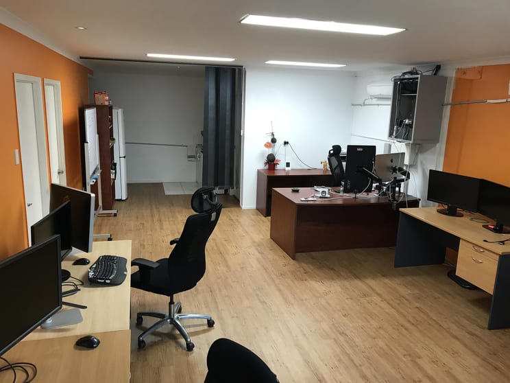 Click to view all images 2/3 Southern Cross Cct Urangan QLD 4655 - Image 3