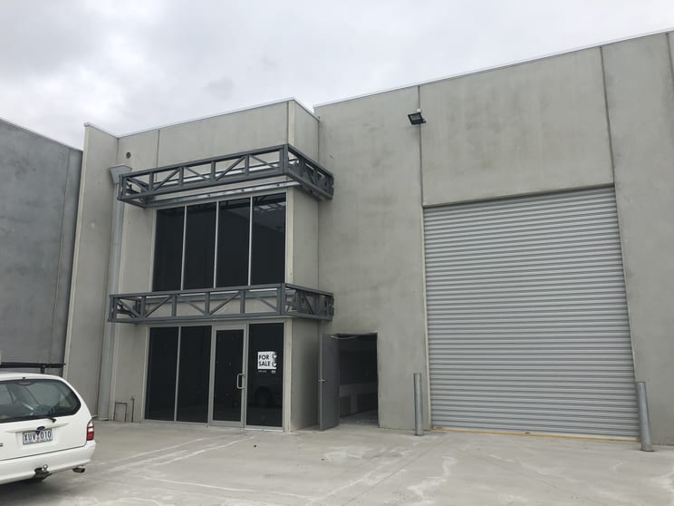 Click to view all images 1/4 Morialta Road Cranbourne West VIC 3977 - Image 2