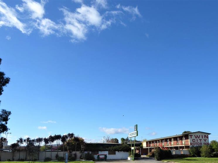Click to view all images 166 Melbourne Rd Wodonga VIC 3690 - Image 3