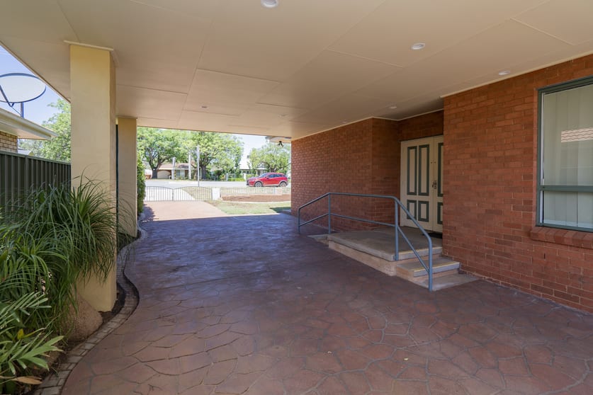 Click to view all images 91 Larmer Street Narrandera NSW 2700 - Image 3
