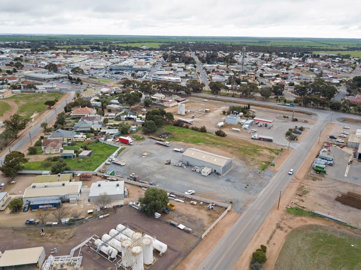 Click to view all images 4 Roach Street Kadina SA 5554 - Image 2