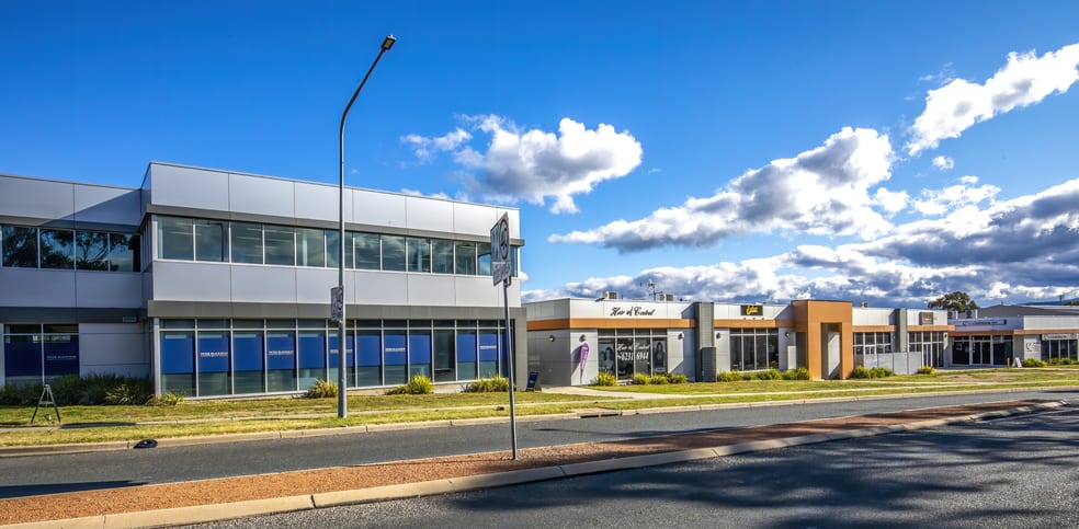 Click to view all images 33 Gartside Street Wanniassa ACT 2903 - Image 2