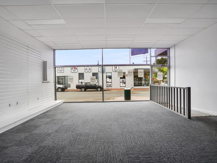 Click to view all images 33 Brown Street Hamilton VIC 3300 - Image 3