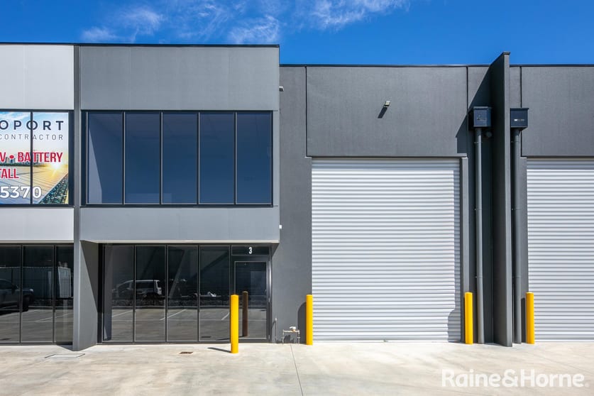 Click to view all images 3/9 Pioneer Way New Gisborne VIC 3438 - Image 1