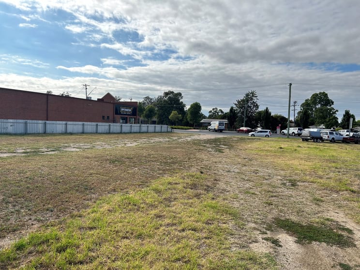 Click to view all images 445 Wagga Road Lavington NSW 2641 - Image 2