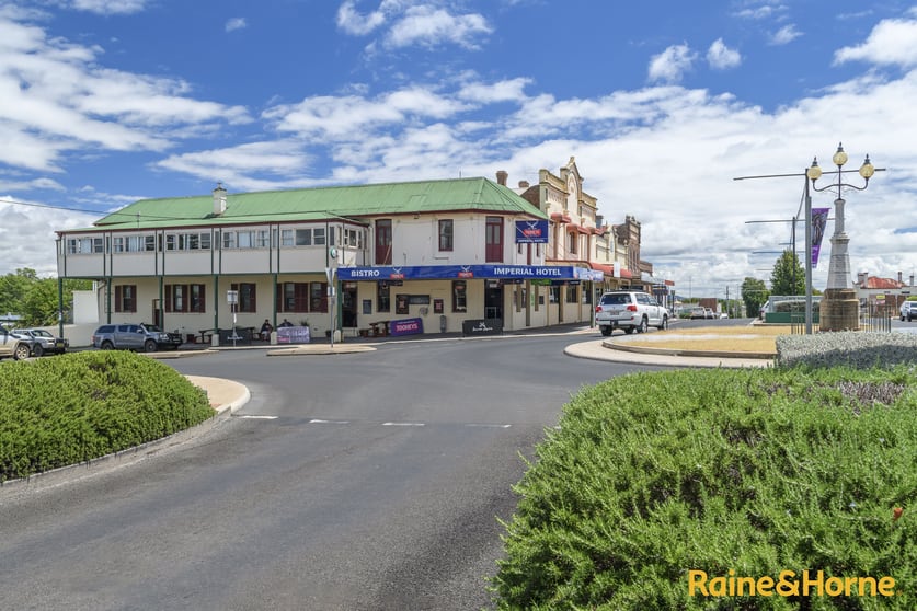 Click to view all images 322 Grey Street Glen Innes NSW 2370 - Image 1