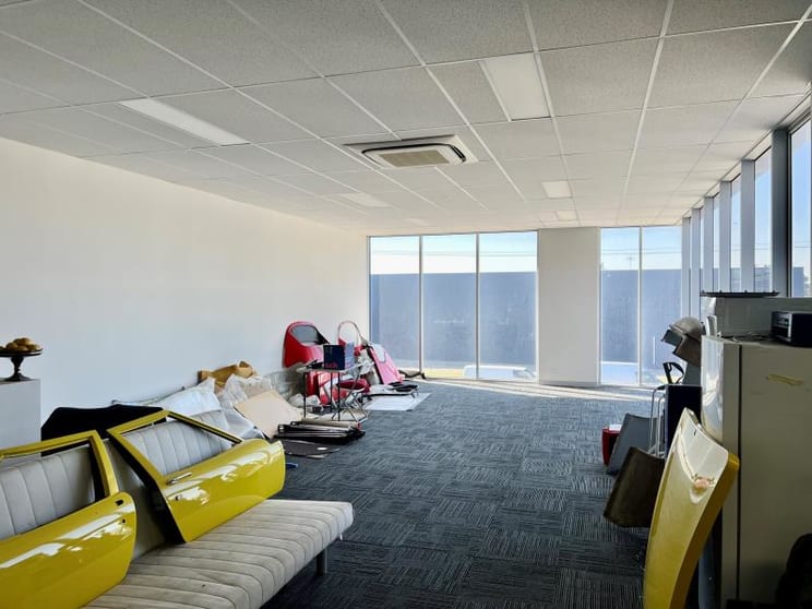 Click to view all images 3-2 East Circuit Sunshine West VIC 3020 - Image 3