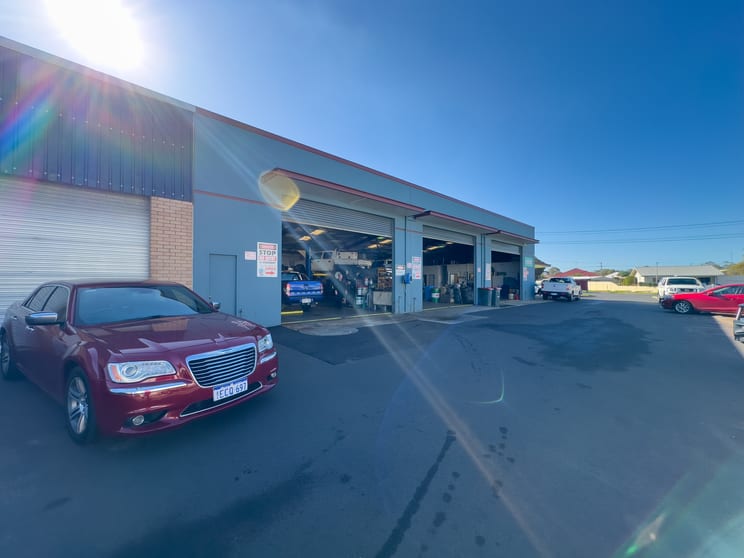Click to view all images 82 King Road East Bunbury WA 6230 - Image 3