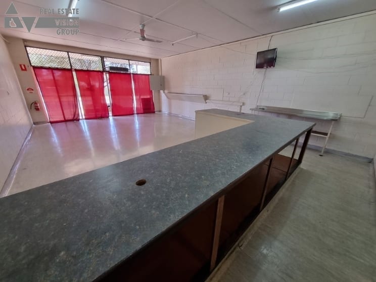 Click to view all images 5 Arnold St Blackwater QLD 4717 - Image 3