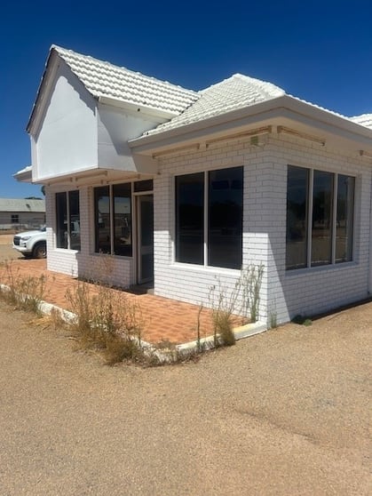 Click to view all images 1 Woolgar Avenue Merredin WA 6415 - Image 3