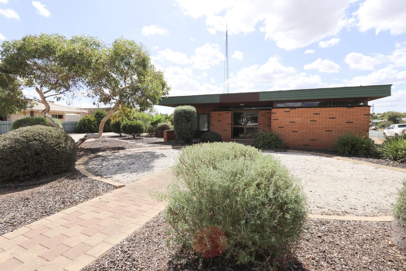 Click to view all images 31-33 Main Street West Wyalong NSW 2671 - Image 2