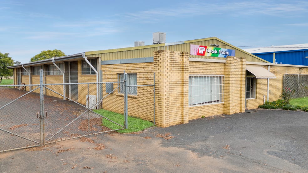 Click to view all images 13 - 17 Lockheed Street Tamworth NSW 2340 - Image 3
