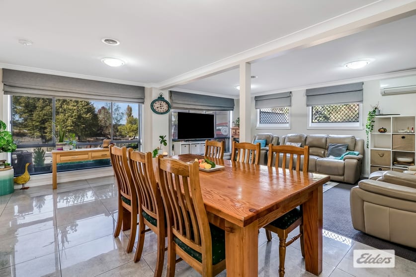 8 Mollison Place Kyneton VIC 3444 - Image 3