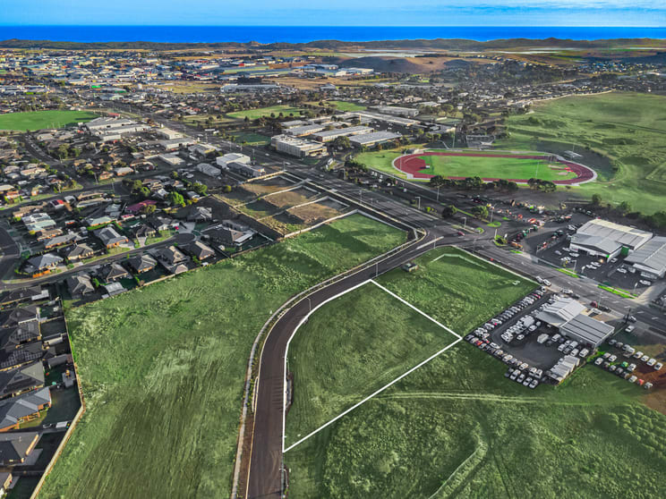 Click to view all images 7 Hollingsworth Boulevard Warrnambool VIC 3280 - Image 3