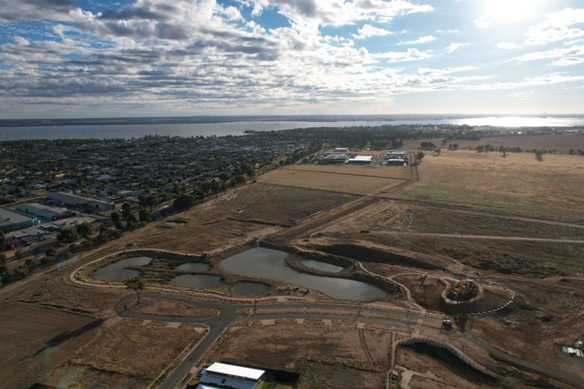 Click to view all images 19 Glanmire Boulevard Yarrawonga VIC 3730 - Image 3