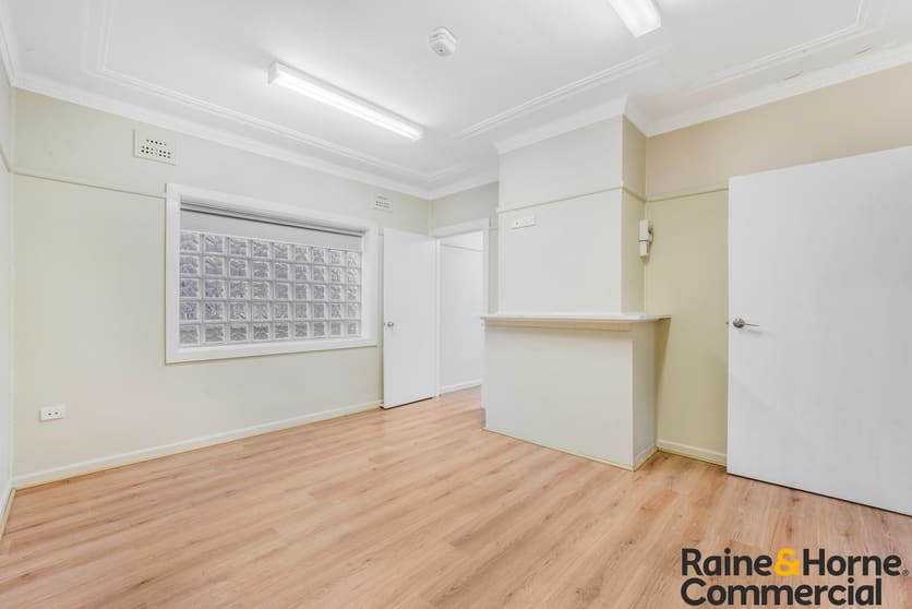 Click to view all images 23 Warby Street Campbelltown NSW 2560 - Image 2