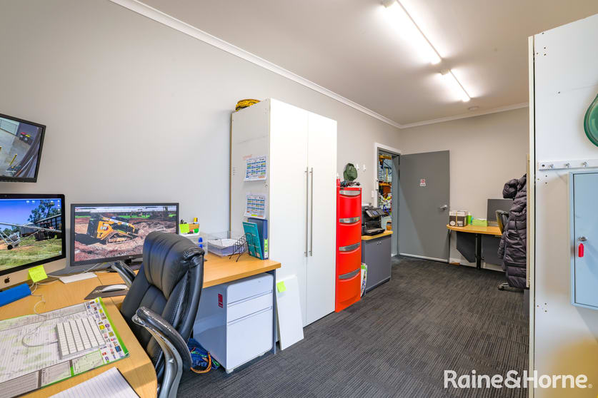 Click to view all images 4/32 Corporation Avenue Robin Hill NSW 2795 - Image 2