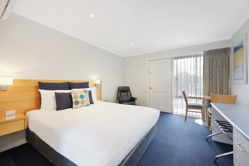Click to view all images Hamilton VIC 3300 - Image 2