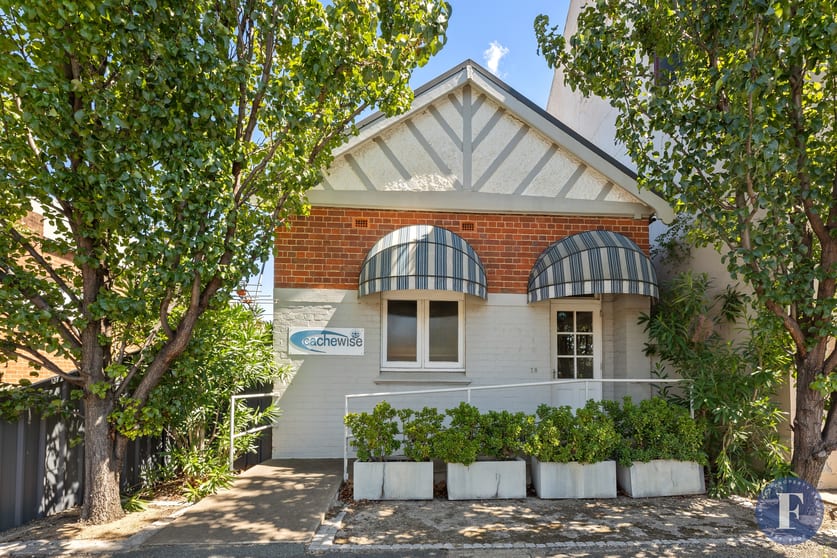 Click to view all images 29 Lynch Street Young NSW 2594 - Image 1