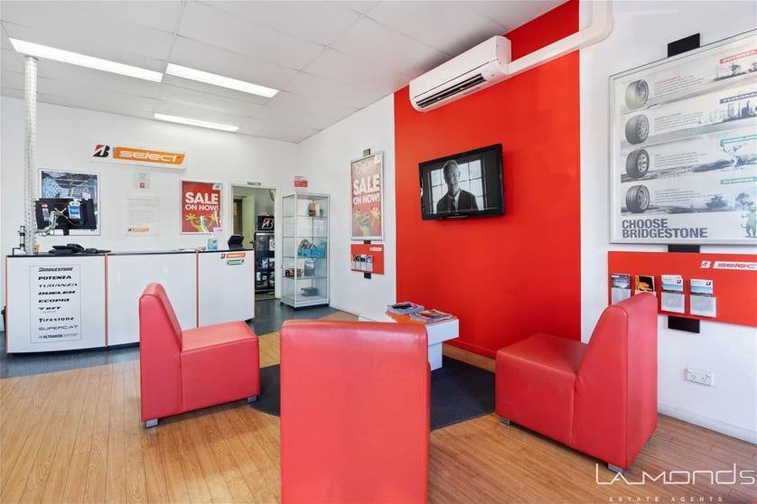 Click to view all images 86 Tingal Road Wynnum QLD 4178 - Image 3
