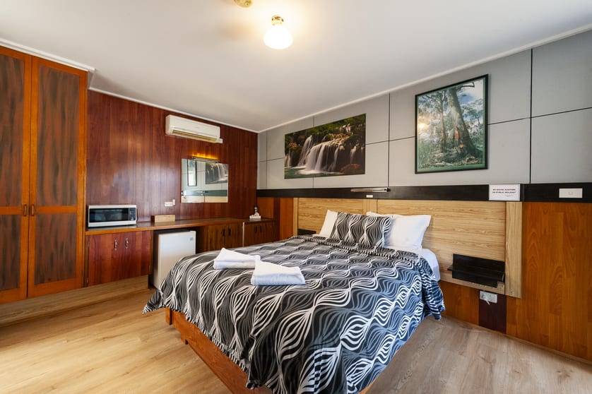 186-188 Myrtle Street Myrtleford VIC 3737 - Image 2