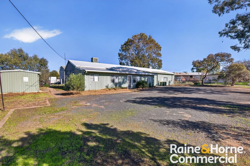 Click to view all images 2 Powter Street Parkes NSW 2870 - Image 2