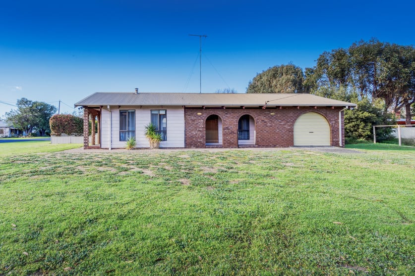 Click to view all images 22 Lorna Street Dunsborough WA 6281 - Image 2