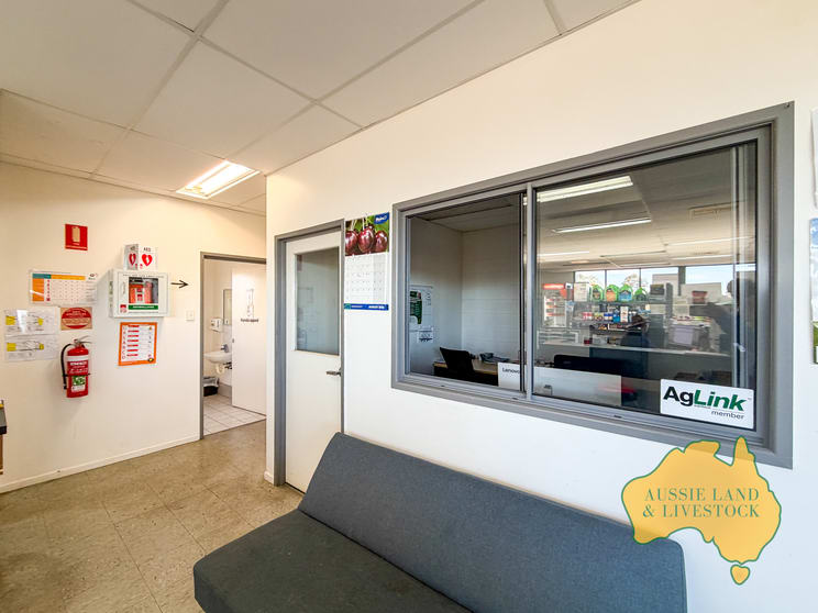 Click to view all images 12 STRATHDEE STREET Mundubbera QLD 4626 - Image 2