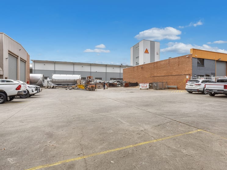 Click to view all images 16 Hargraves Place Wetherill Park NSW 2164 - Image 3