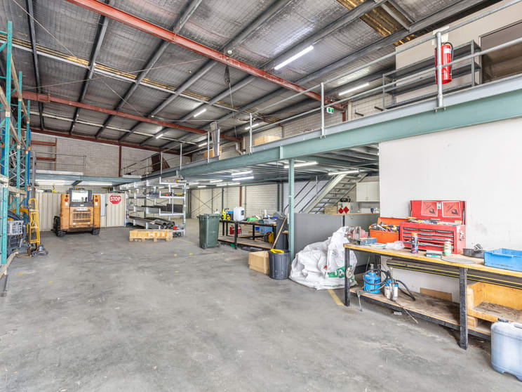 Click to view all images 17 Hargraves Place Wetherill Park NSW 2164 - Image 2