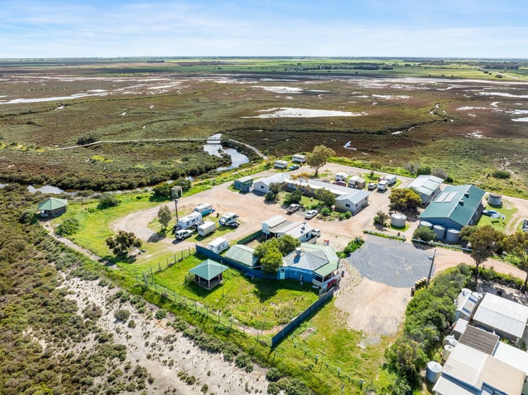 Click to view all images 555 The Esplanade Middle Beach SA 5501 - Image 3