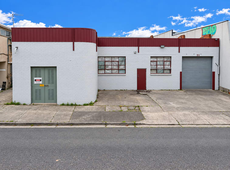 Click to view all images 21 Carinish Rd Oakleigh South VIC 3167 - Image 1