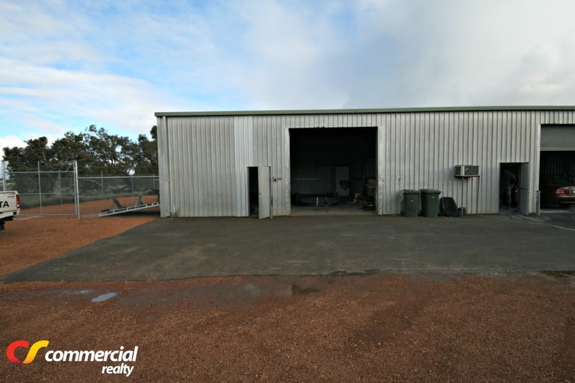 Click to view all images Unit 1/21 Sweny Drive (Rear Unit) Australind WA 6233 - Image 2