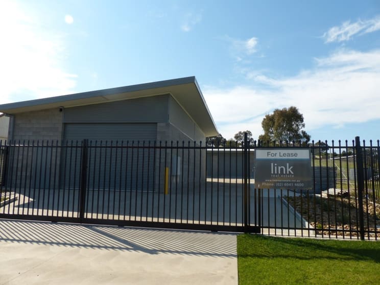 Click to view all images 1-4/252 Schubach Street Albury NSW 2640 - Image 2