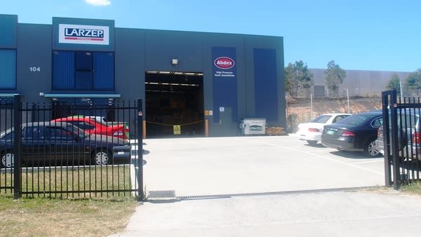 Click to view all images 2/104 Wedgewood Road Hallam VIC 3803 - Image 2