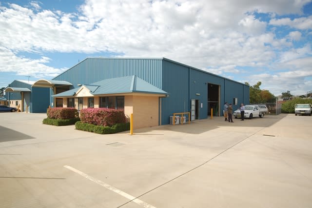 Click to view all images 2/919 Calimo Street North Albury NSW 2640 - Image 2