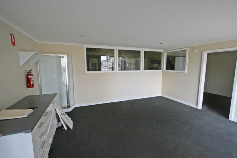 Click to view all images 2/17 Enterprise Avenue Berwick VIC 3806 - Image 3