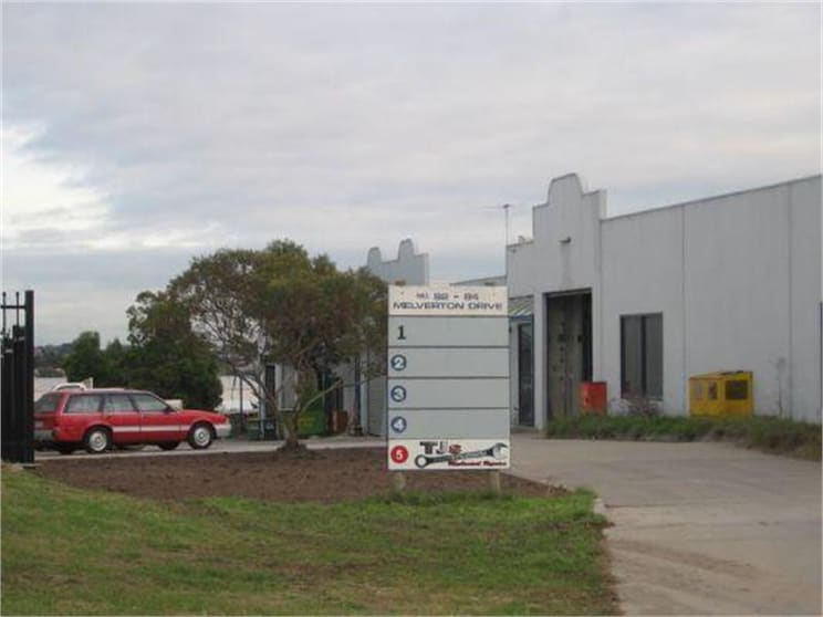 Click to view all images 4 Unit 4, 82-84 Melverton Drive Hallam VIC 3803 - Image 1