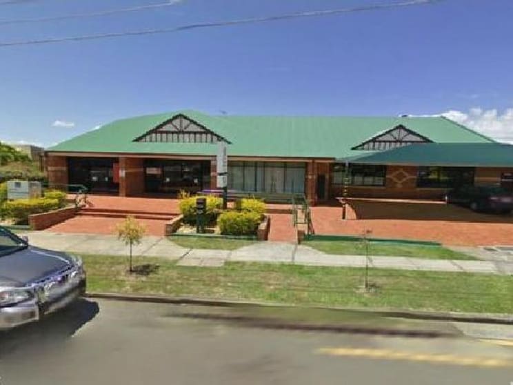 Click to view all images 2A/212 Bay Terrace Wynnum QLD 4178 - Image 2