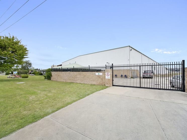 Click to view all images 1-7 Ilda Road Canning Vale WA 6155 - Image 3