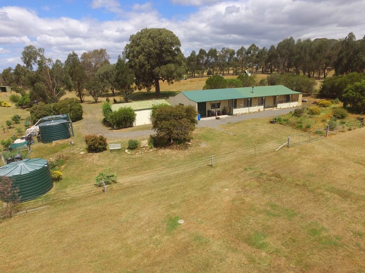 Click to view all images 28 Field Road Heathcote VIC 3523 - Image 1