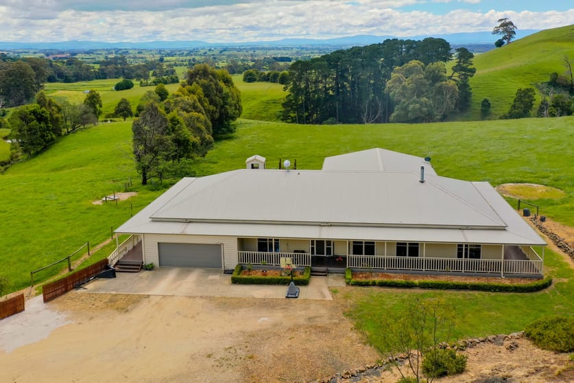 Click to view all images 201 PETERSONS ROAD Ellinbank VIC 3821 - Image 2