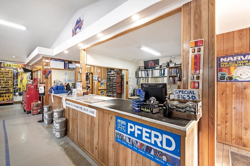 Click to view all images 105 French Street Hamilton VIC 3300 - Image 2