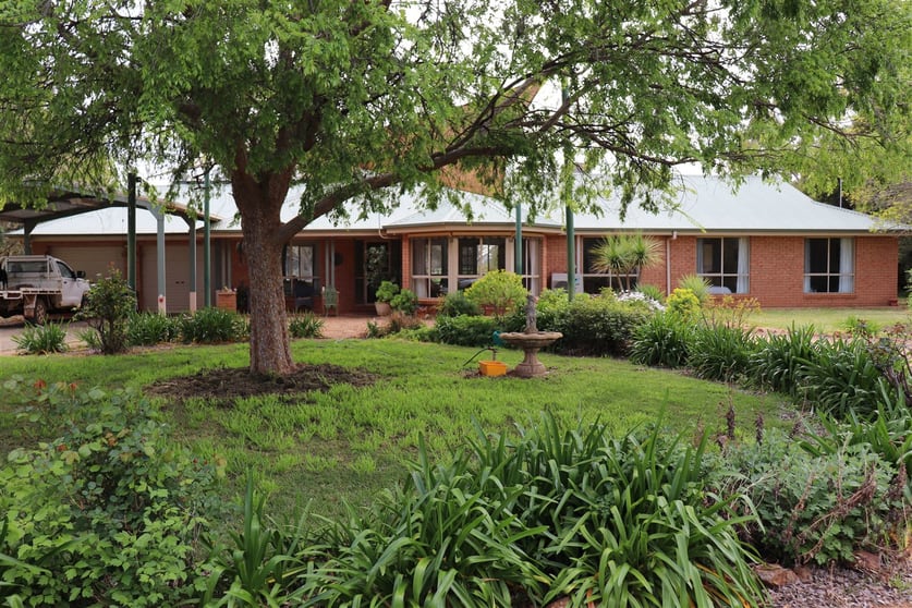 Click to view all images 5178 Henry Lawson Way Forbes NSW 2871 - Image 1